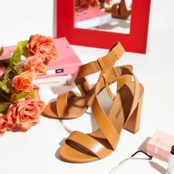 Aquira Sandalias camel de piel con tacón alto ancho