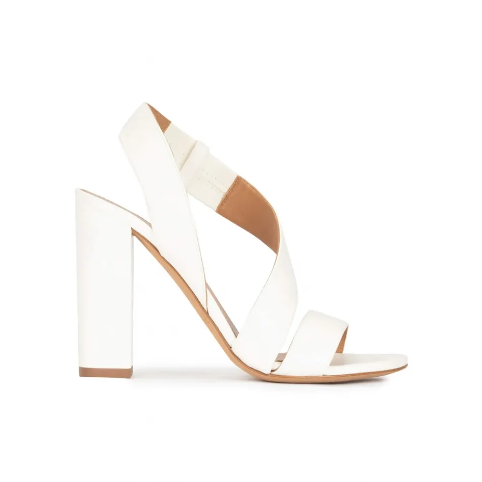 Aquira Sandalias de tiras con tacón alto ancho en piel color blanco roto