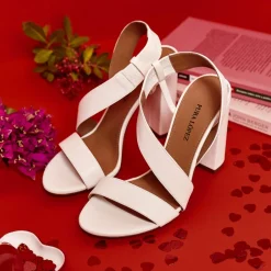 Aquira Sandalias de tiras con tacón alto ancho en piel color blanco roto