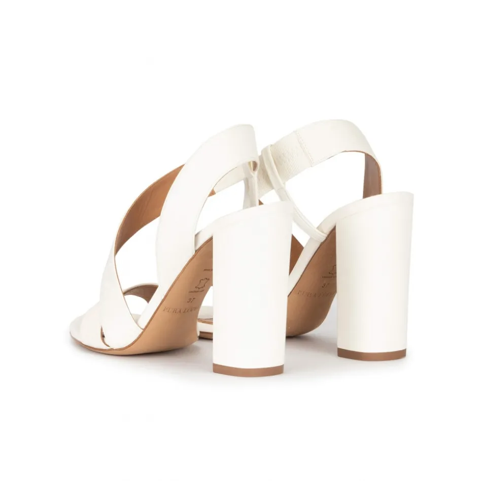 Aquira Sandalias de tiras con tacón alto ancho en piel color blanco roto