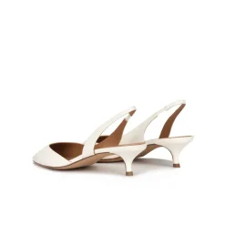 Blanque Zapatos de punta fina y tacón medio en piel blanco roto