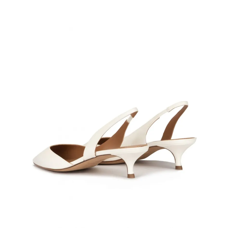 Blanque Zapatos de punta fina y tacón medio en piel blanco roto