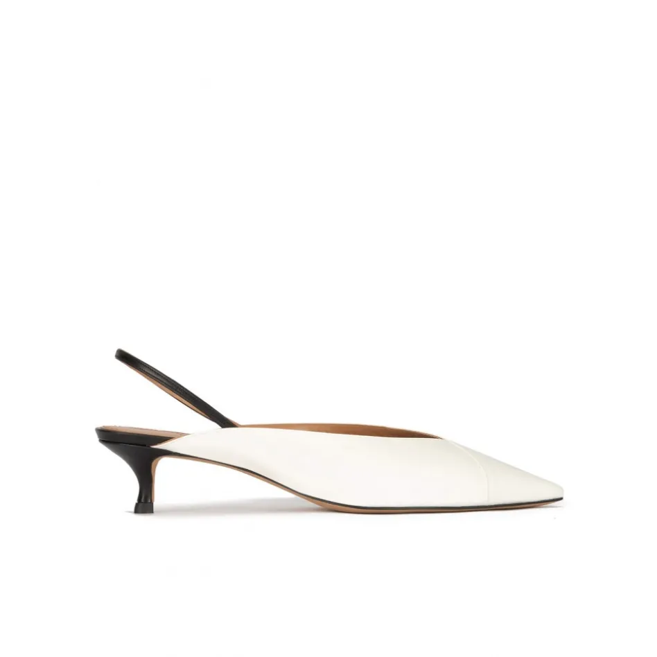 Lanequia Kitten heels destalonados de punta fina en piel color blanco roto