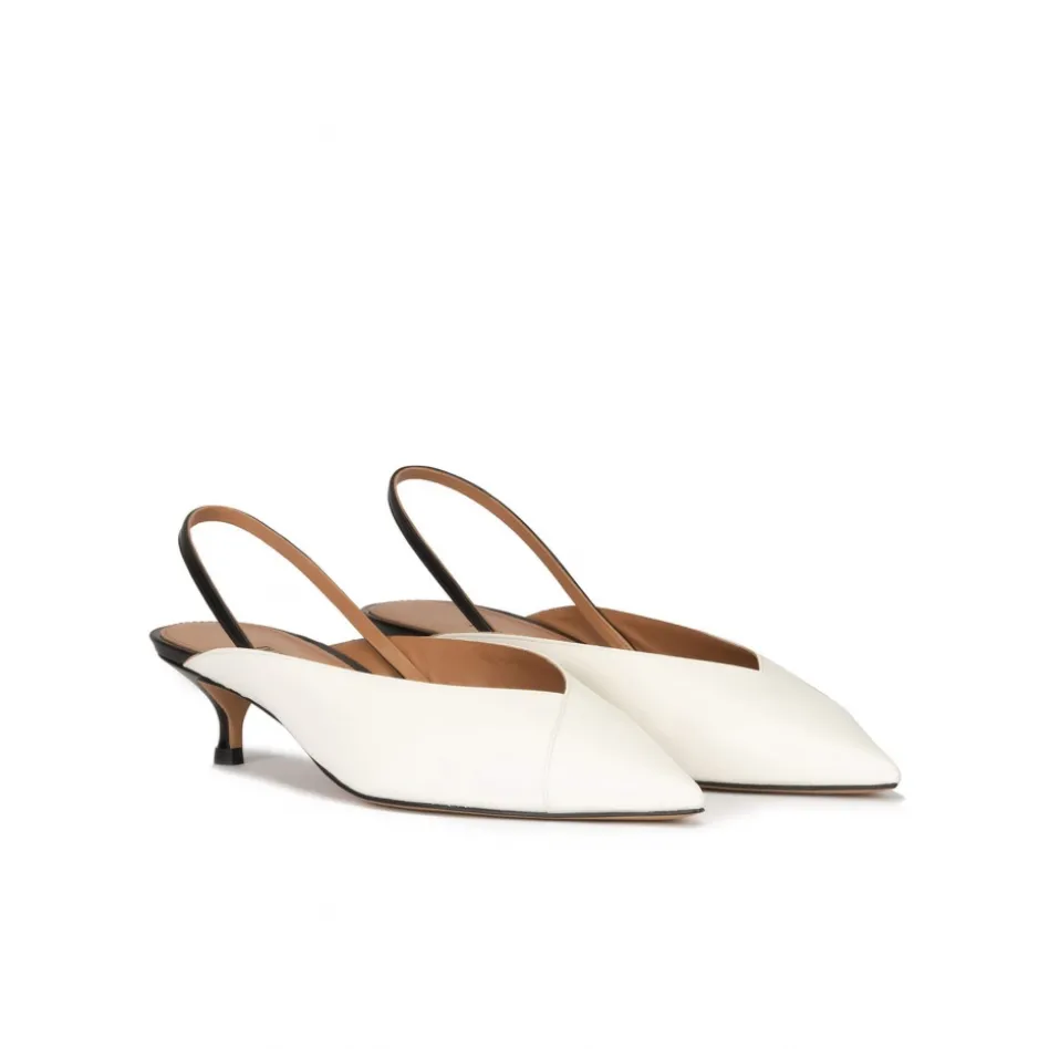 Lanequia Kitten heels destalonados de punta fina en piel color blanco roto