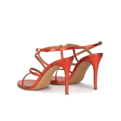 Marquesa Sandalias de tacón alto en piel metalizada coral con diseño de tiras