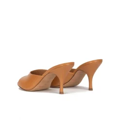 Quentin Mules camel de piel con tacón medio curvo