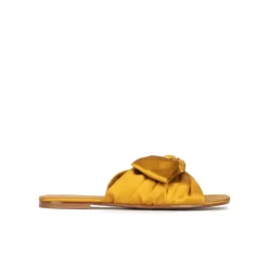Quetty Sandalias planas en raso ocre con detalle de lazo
