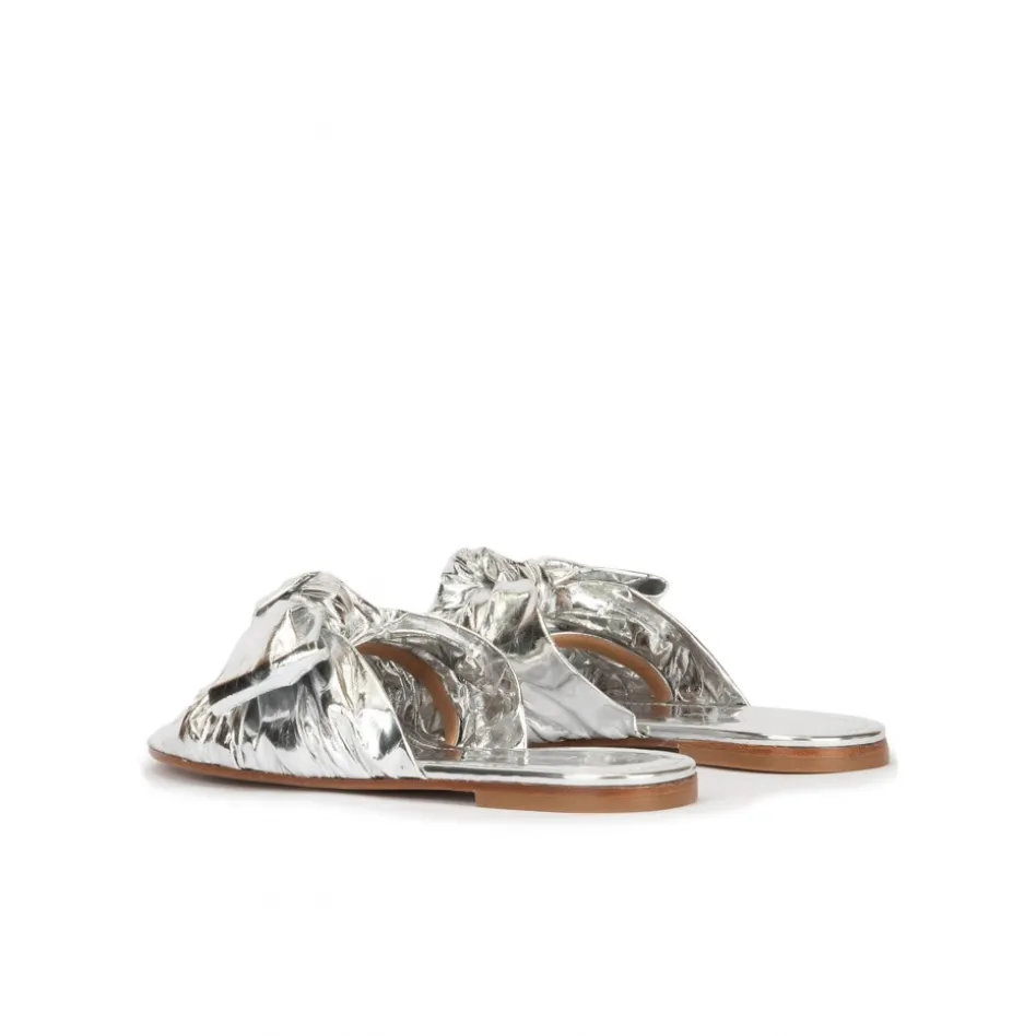 Quetty Sandalias planas con detalle de lazo en tejido plateado