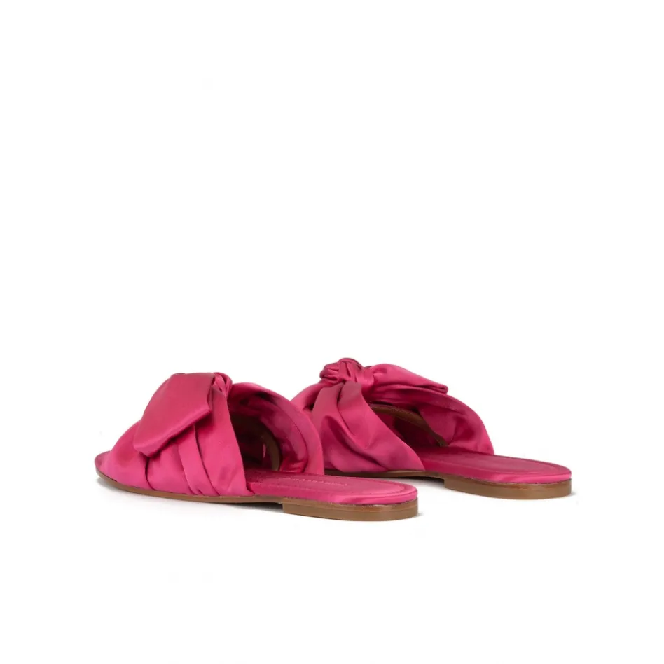 Quetty Sandalias planas de raso en color fucsia con detalle de lazo