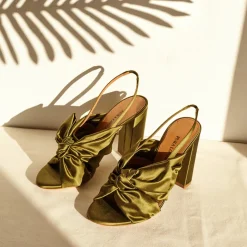Quirina Sandalias de raso con tacón ancho en verde caqui